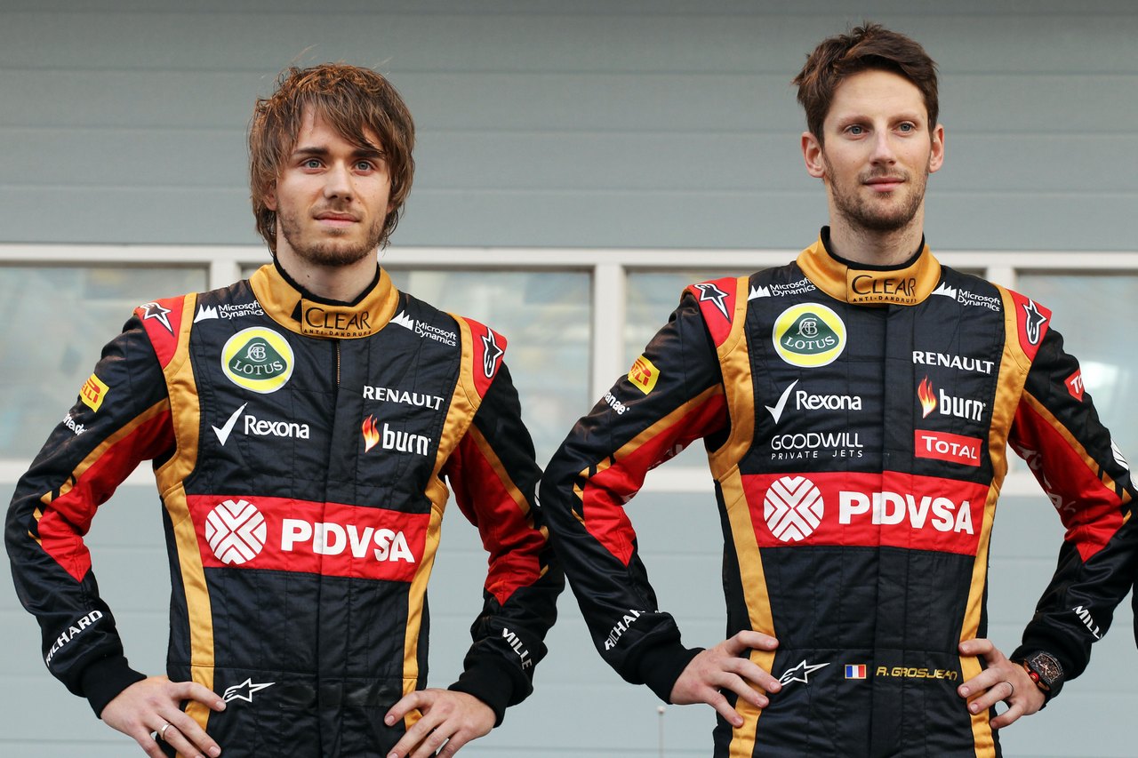 LOTUS F1 E22, (L to R): Charles Pic (FRA) e Romain Grosjean (FRA) Lotus F1 Team as the Lotus F1 E22 is officially unveiled.
20.02.2014. Formula One Testing, Bahrain Test One, Day Two, Sakhir, Bahrain.