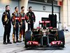 LOTUS F1 E22, (L to R): Pastor Maldonado (VEN) Lotus F1 Team e team mate Romain Grosjean (FRA) Lotus F1 Team as the F1 E22 is officially unveiled.
20.02.2014. Formula One Testing, Bahrain Test One, Day Two, Sakhir, Bahrain.