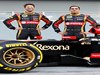 LOTUS F1 E22, (L to R): Romain Grosjean (FRA) Lotus F1 Team e team mate Pastor Maldonado (VEN) Lotus F1 Team as the Lotus F1 E22 is officially unveiled.
20.02.2014. Formula One Testing, Bahrain Test One, Day Two, Sakhir, Bahrain.