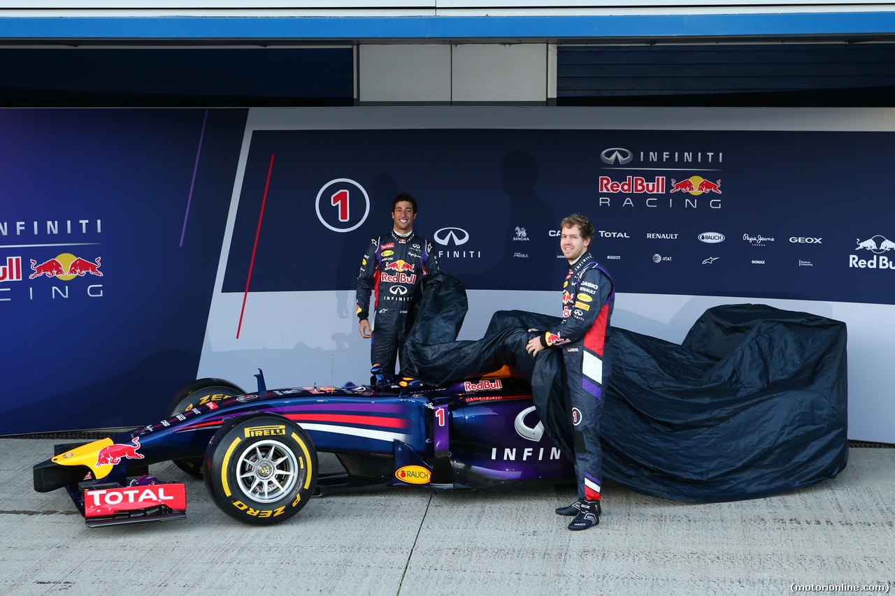RED BULL RB10, (L to R): Daniel Ricciardo (AUS) Red Bull Racing e team mate Sebastian Vettel (GER) Red Bull Racing unveil the new Red Bull Racing RB10.
28.01.2014. Formula One Testing, Day One, Jerez, Spain.