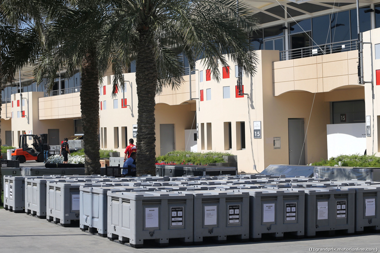 TEST BAHRAIN 08 APRILE, Paddock Atmosfera, teams are packing
08.04.2014. Formula One Testing, Bahrain Test, Day One, Sakhir, Bahrain.