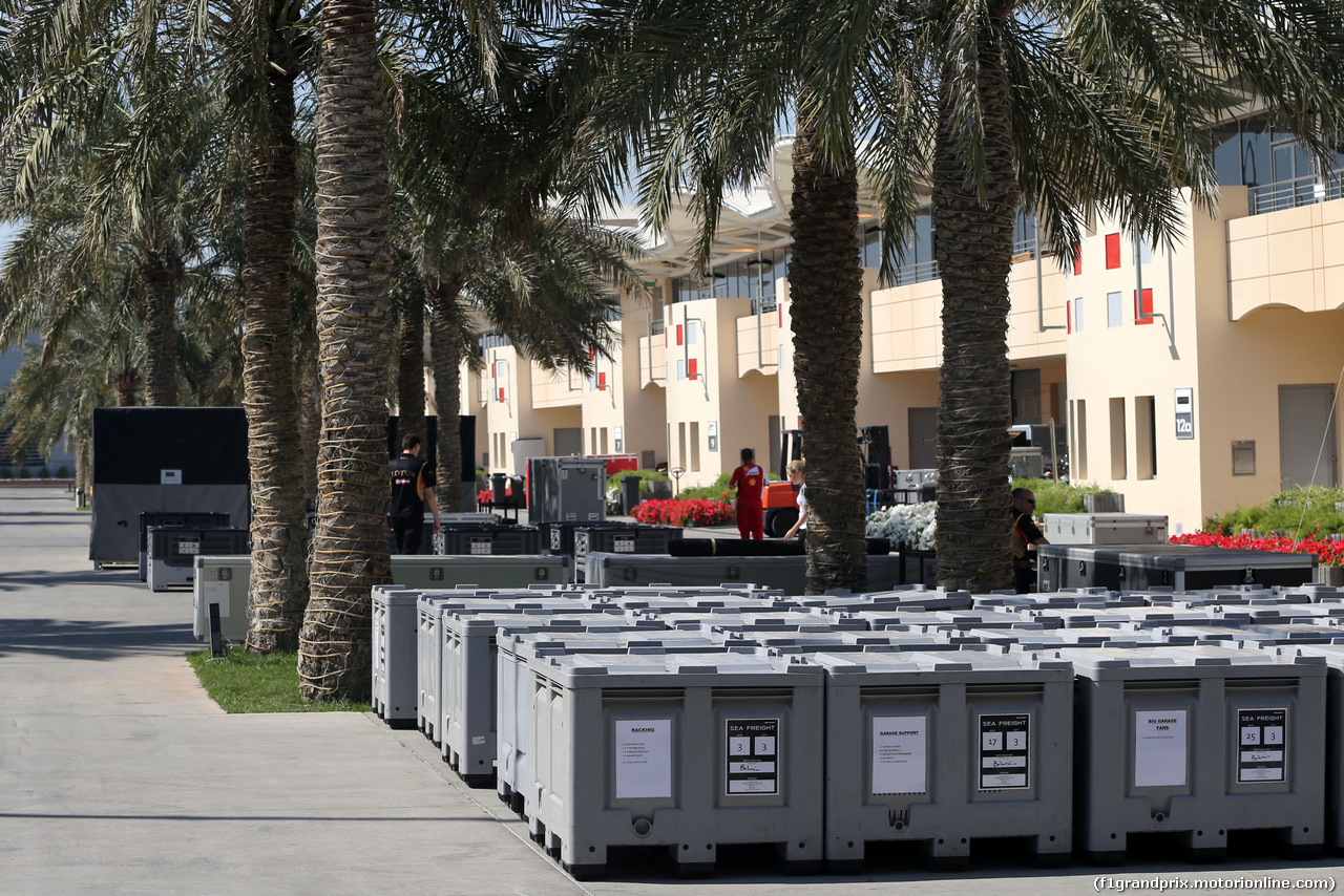 TEST BAHRAIN 08 APRILE, Paddock Atmosfera, teams are packing
08.04.2014. Formula One Testing, Bahrain Test, Day One, Sakhir, Bahrain.