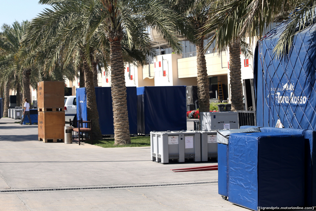 TEST BAHRAIN 08 APRILE, Paddock Atmosfera, teams are packing
08.04.2014. Formula One Testing, Bahrain Test, Day One, Sakhir, Bahrain.