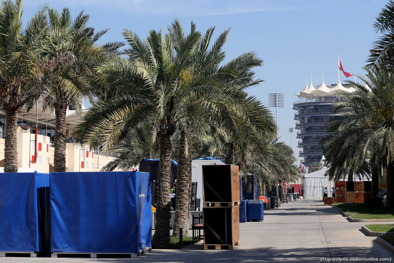 TEST BAHRAIN 08 APRILE, Paddock Atmosfera, teams are packing
08.04.2014. Formula One Testing, Bahrain Test, Day One, Sakhir, Bahrain.