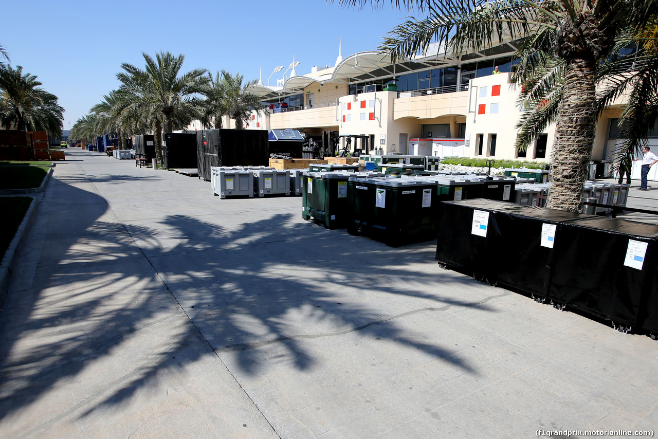 TEST BAHRAIN 08 APRILE, Paddock Atmosfera, teams are packing
08.04.2014. Formula One Testing, Bahrain Test, Day One, Sakhir, Bahrain.