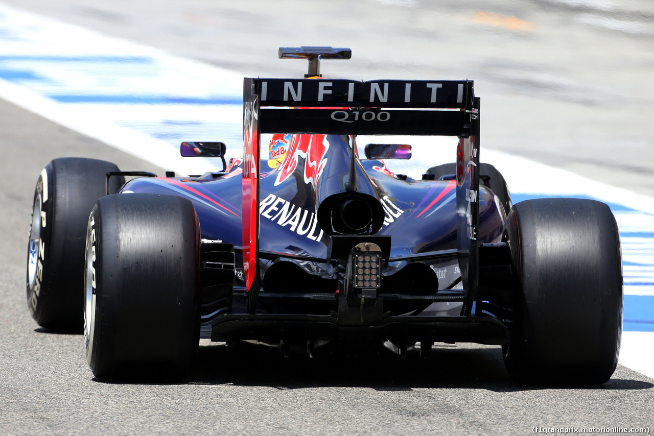 TEST BAHRAIN 08 APRILE, Daniel Ricciardo (AUS), Red Bull Racing 
08.04.2014. Formula One Testing, Bahrain Test, Day One, Sakhir, Bahrain.