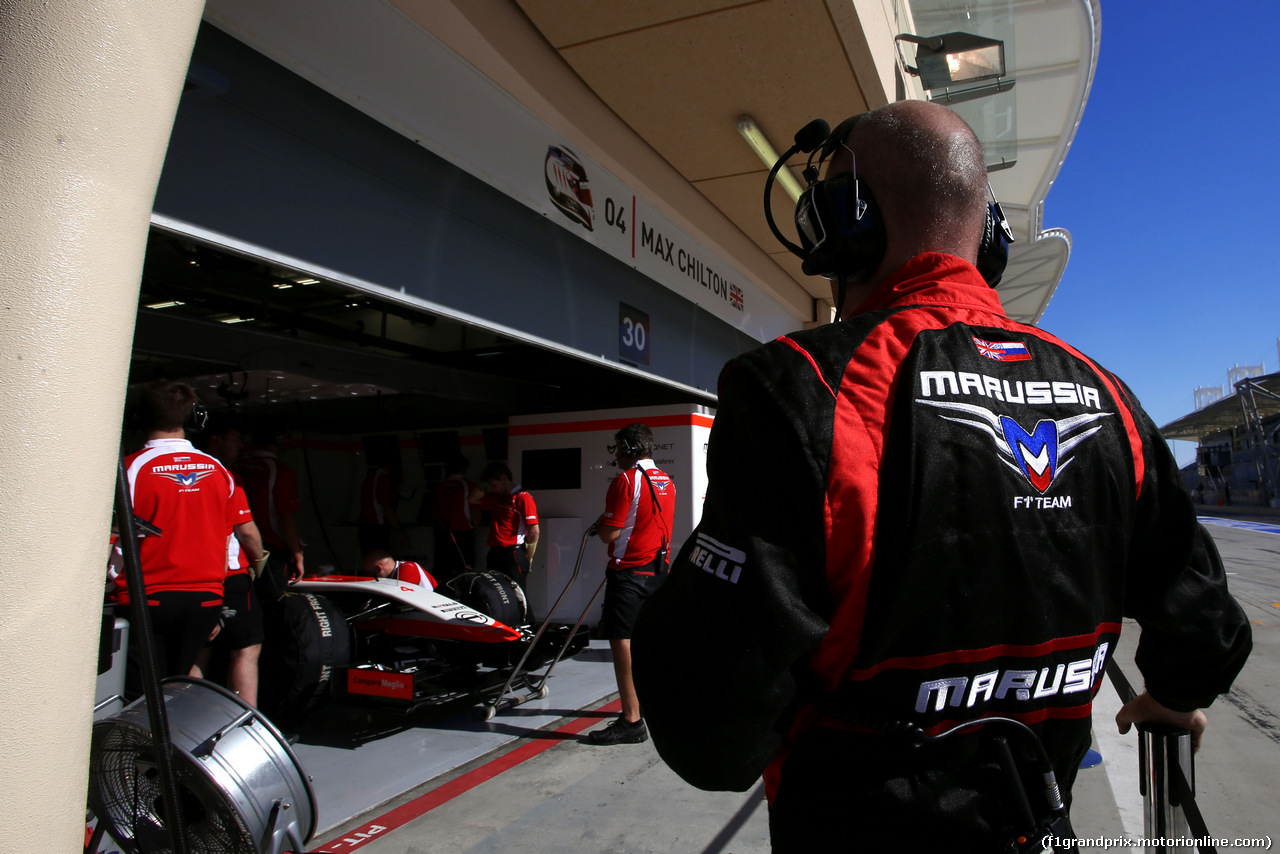 TEST BAHRAIN 08 APRILE, Marussia F1 Team mechanic, Max Chilton (GBR), Marussia F1 Team 
08.04.2014. Formula One Testing, Bahrain Test, Day One, Sakhir, Bahrain.