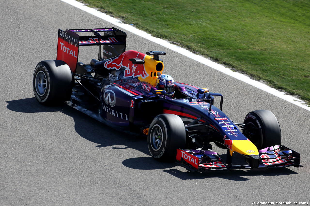 TEST BAHRAIN 08 APRILE, Daniel Ricciardo (AUS), Red Bull Racing 
08.04.2014. Formula One Testing, Bahrain Test, Day One, Sakhir, Bahrain.