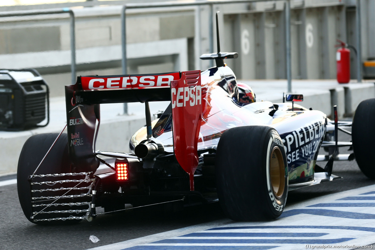 TEST F1 ABU DHABI 25 NOVEMBRE, Max Verstappen (NLD) Scuderia Toro Rosso STR9 Test Driver running sensor equipment.
25.11.2014.