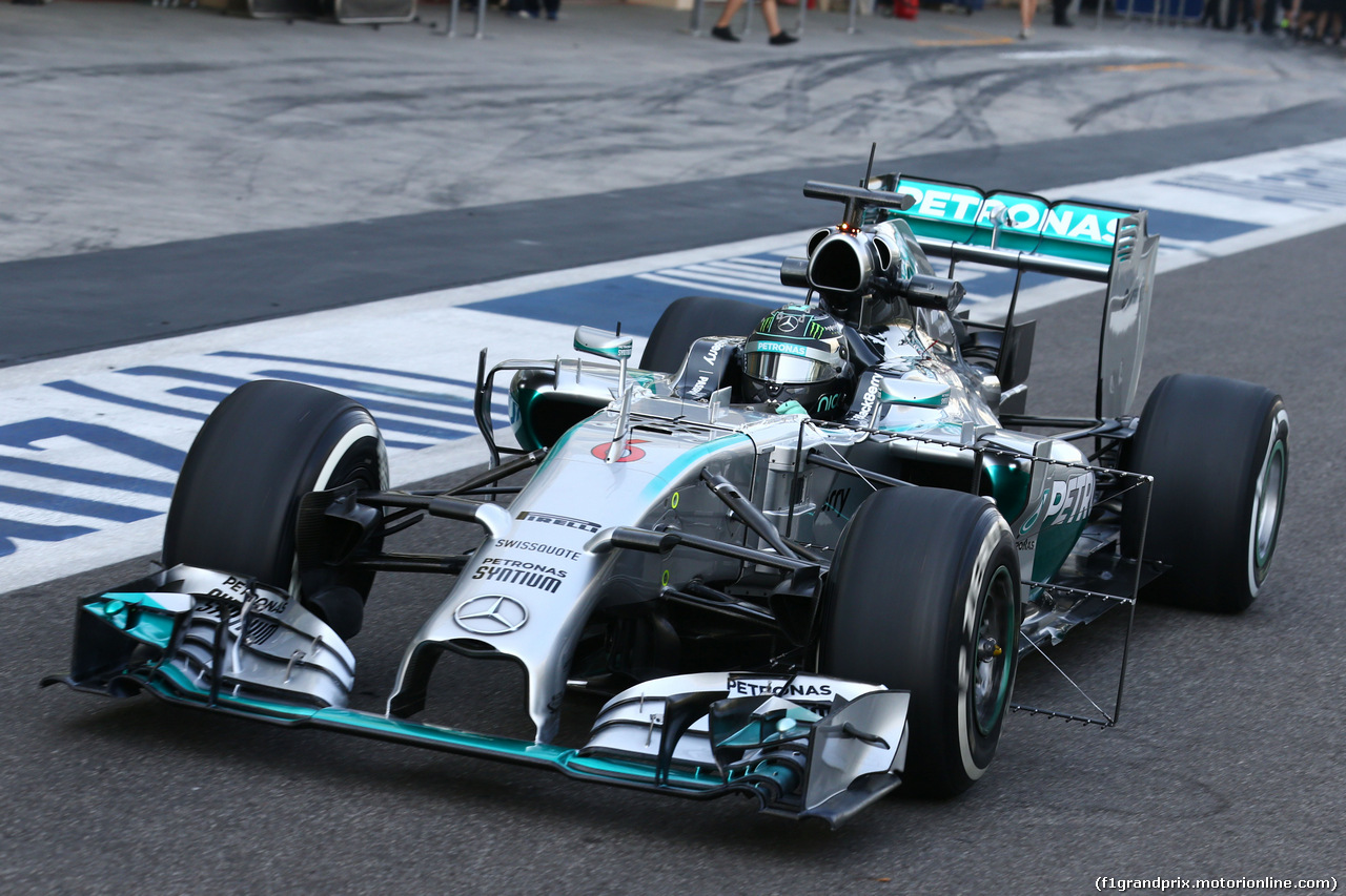 TEST F1 ABU DHABI 25 NOVEMBRE, Nico Rosberg (GER) Mercedes AMG F1 W05 running sensor equipment.
25.11.2014.