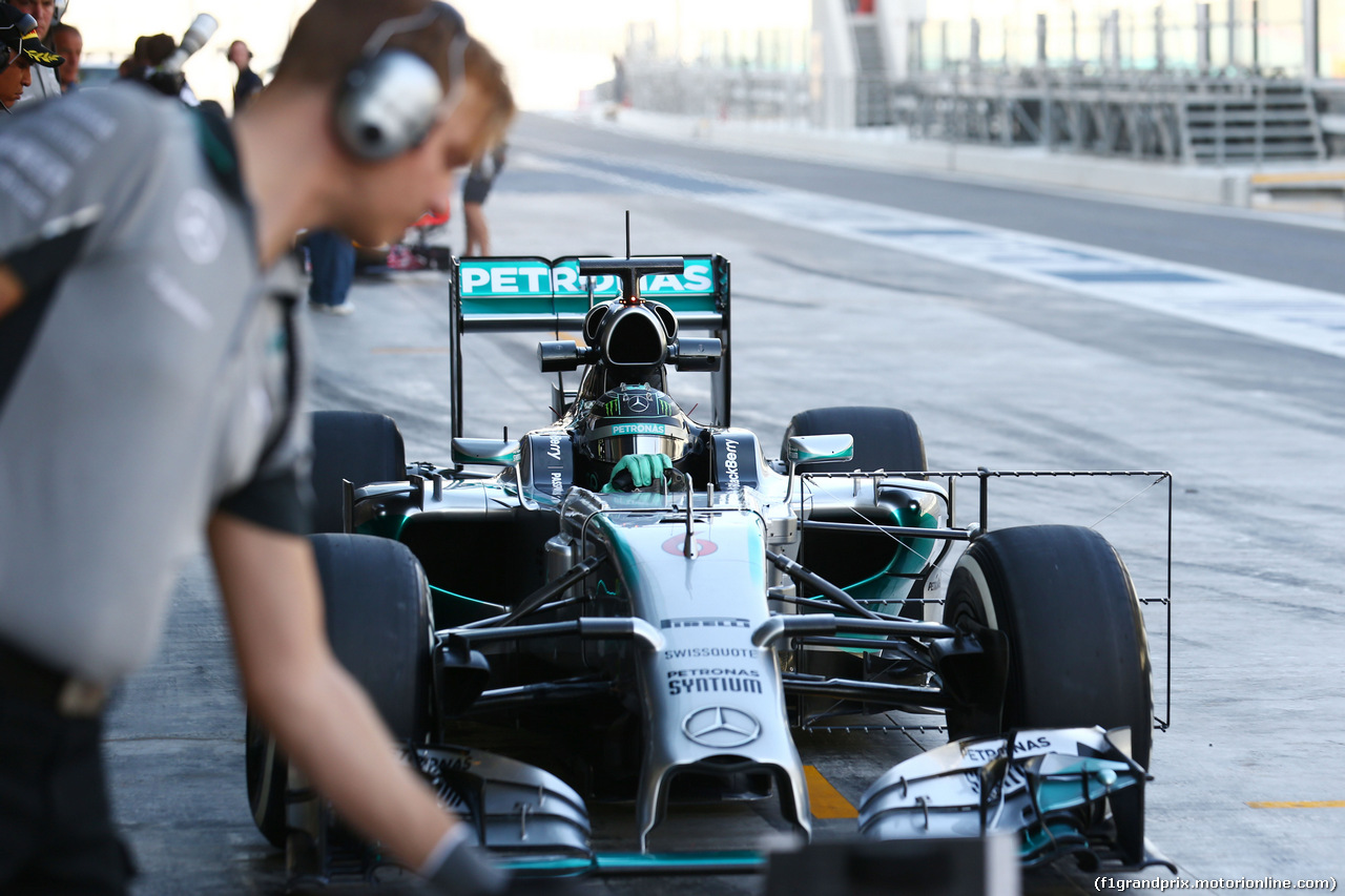 TEST F1 ABU DHABI 25 NOVEMBRE, Nico Rosberg (GER) Mercedes AMG F1 W05 running sensor equipment.
25.11.2014.