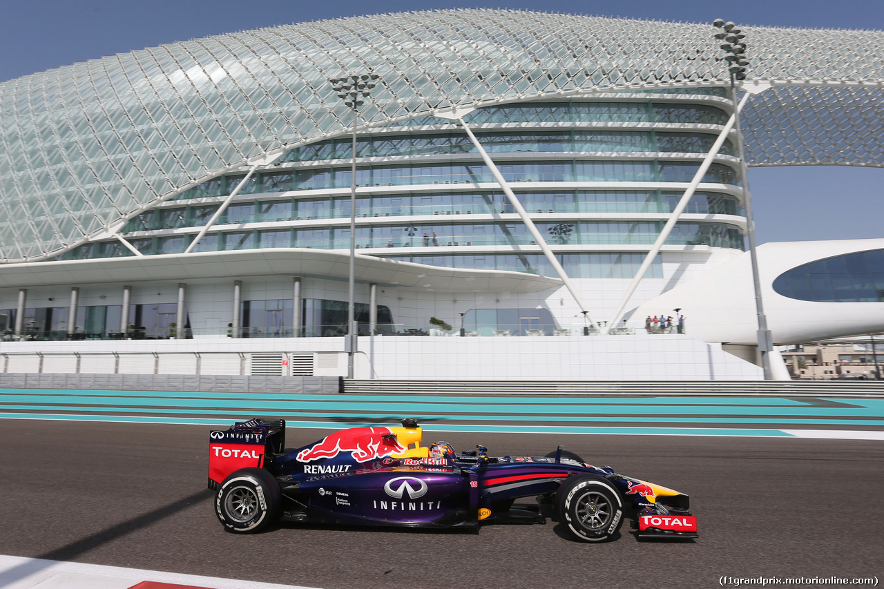 TEST F1 ABU DHABI 25 NOVEMBRE, Carlos Sainz Jnr (ESP) Red Bull Racing RB10 Test Driver.
25.11.2014.