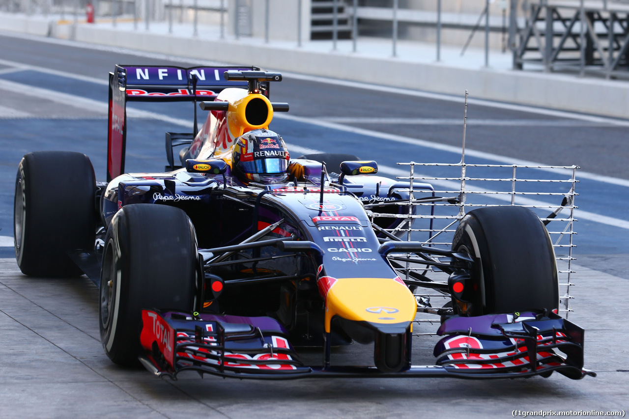 TEST F1 ABU DHABI 25 NOVEMBRE, Carlos Sainz Jnr (ESP) Red Bull Racing RB10 Test Driver running sensor equipment.
25.11.2014.