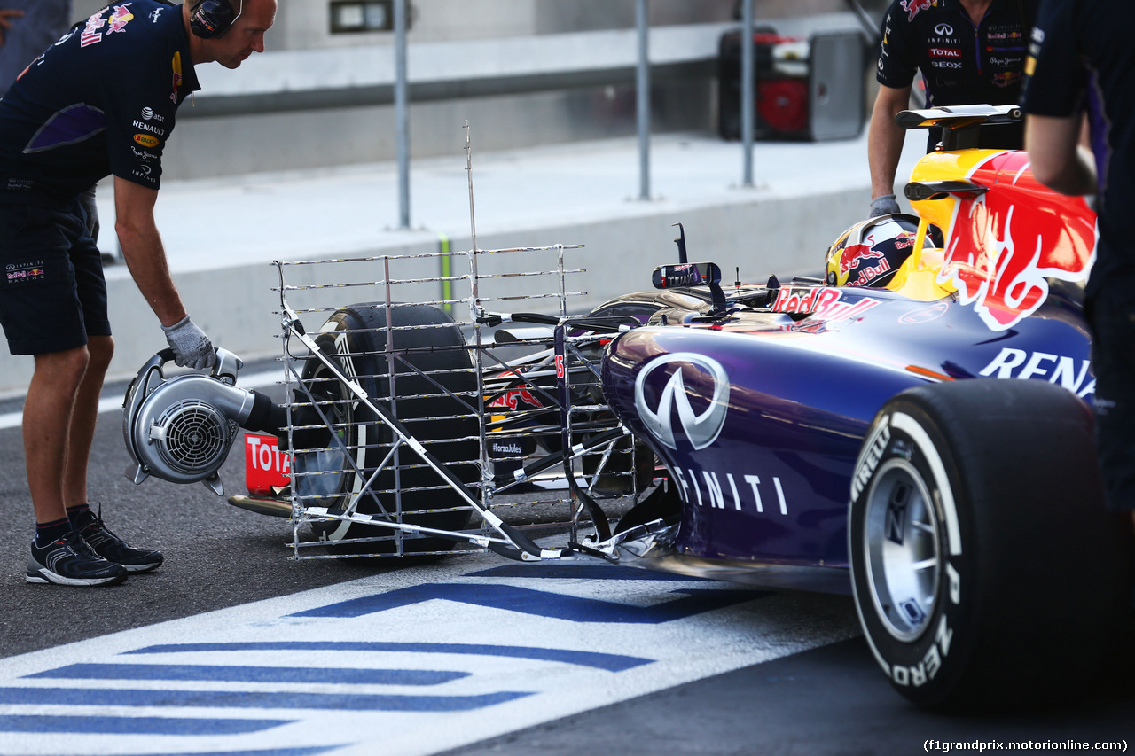 TEST F1 ABU DHABI 25 NOVEMBRE, Carlos Sainz Jnr (ESP) Red Bull Racing RB10 Test Driver running sensor equipment.
25.11.2014.