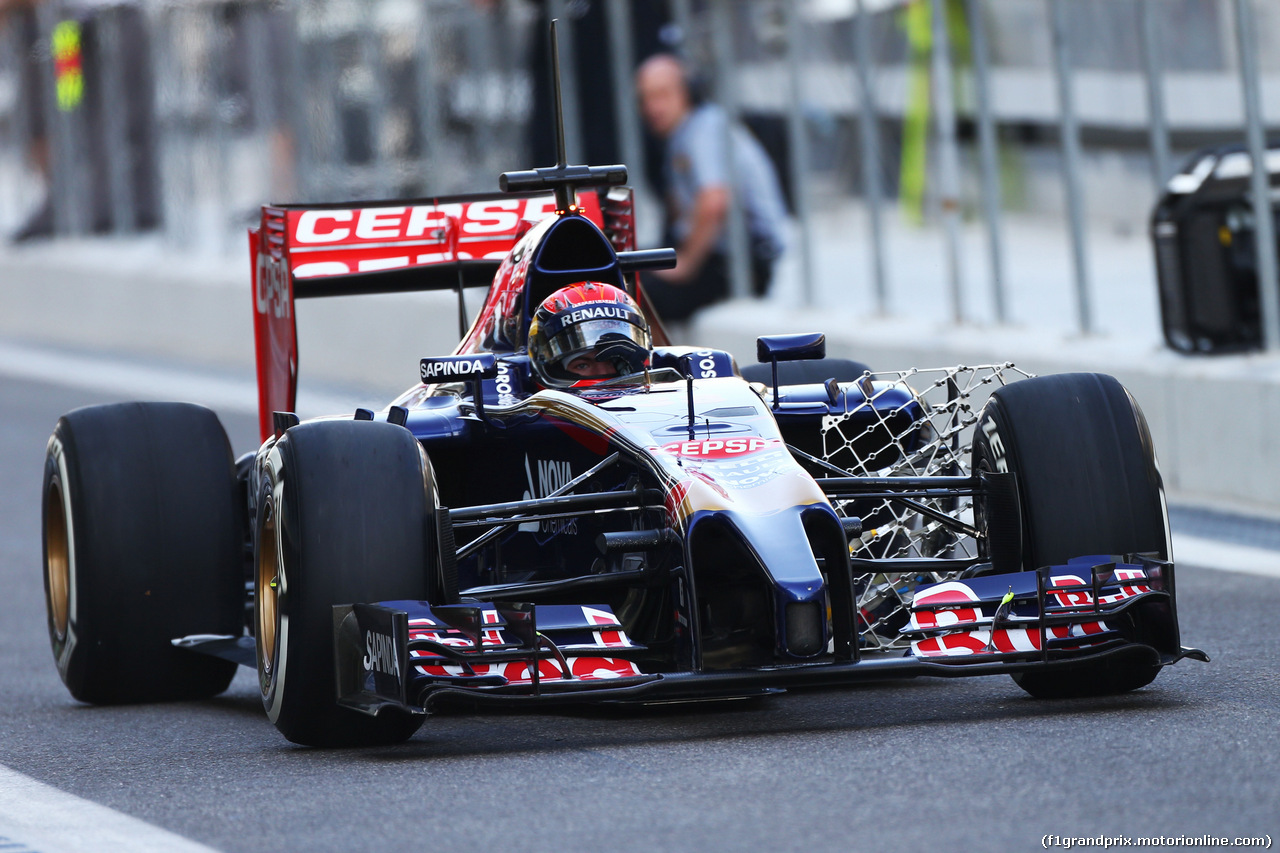 TEST F1 ABU DHABI 25 NOVEMBRE, Max Verstappen (NLD) Scuderia Toro Rosso STR9 Test Driver running sensor equipment.
25.11.2014.