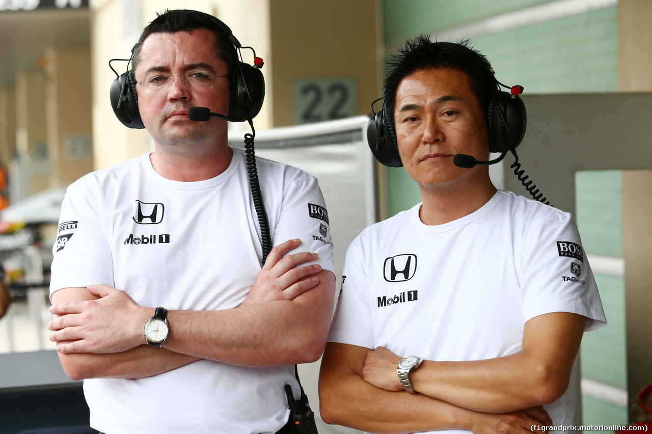 TEST F1 ABU DHABI 25 NOVEMBRE, (L to R): Eric Boullier (FRA) McLaren Racing Director with Yasuhisa Arai (JPN) Honda Motorsport Chief Officer.
25.11.2014.