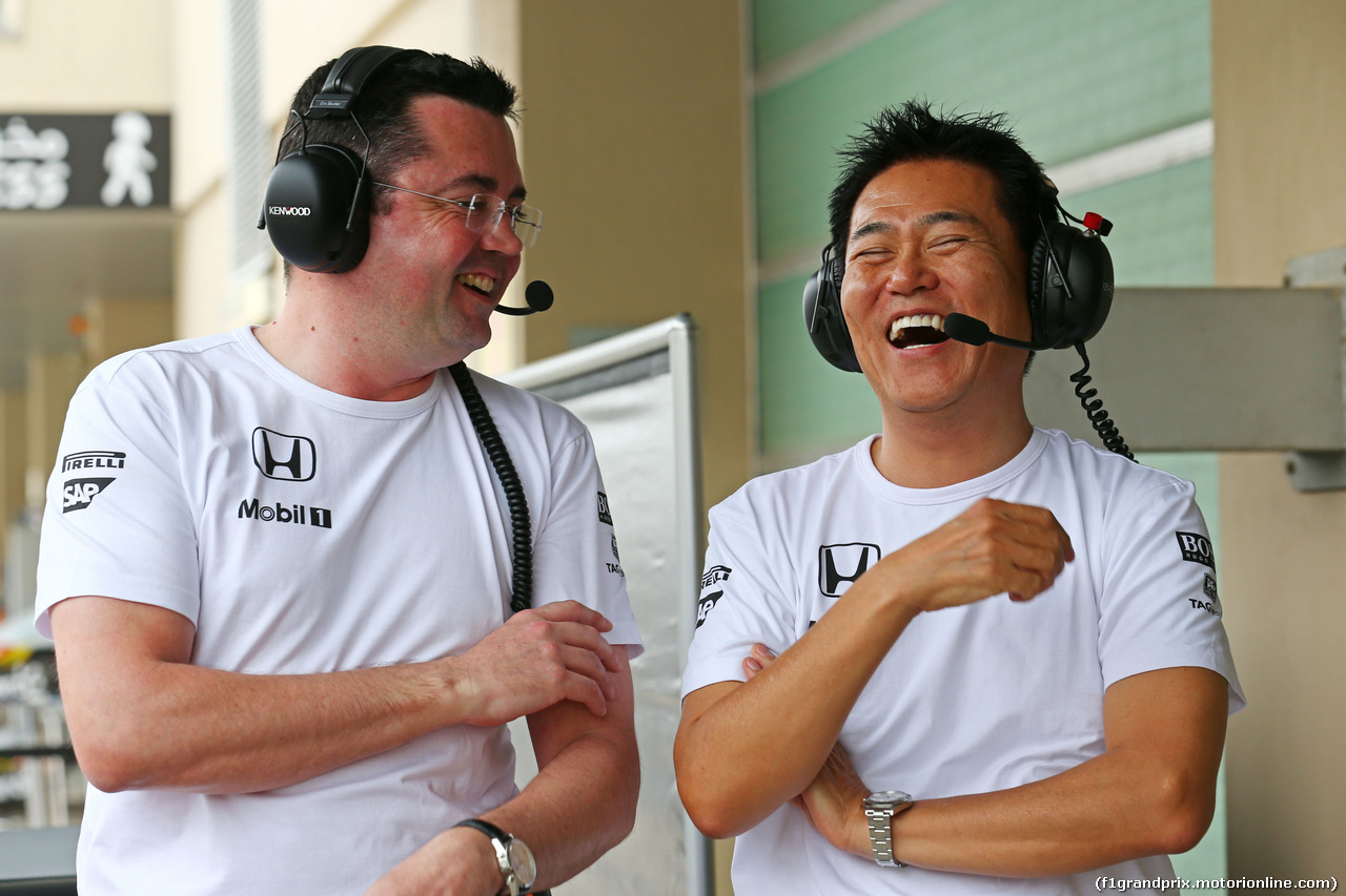 TEST F1 ABU DHABI 25 NOVEMBRE, (L to R): Eric Boullier (FRA) McLaren Racing Director with Yasuhisa Arai (JPN) Honda Motorsport Chief Officer.
25.11.2014.