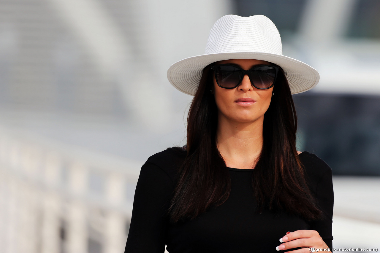 TEST F1 ABU DHABI 25 NOVEMBRE, Minttu Virtanen (FIN), girlfriend of Kimi Raikkonen (FIN) Ferrari, wearing an engagement ring.
25.11.2014.
