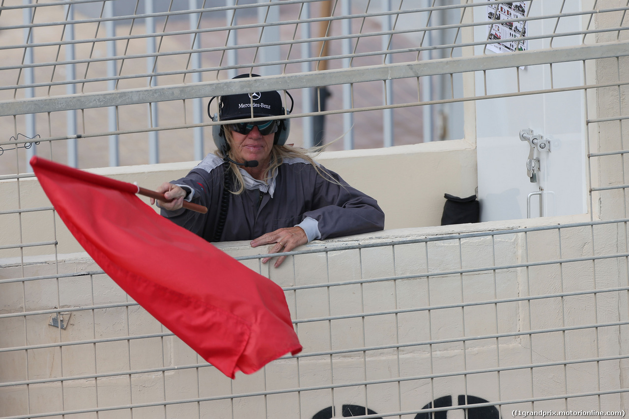 TEST F1 ABU DHABI 25 NOVEMBRE, A marshal waves a red flag.
25.11.2014.