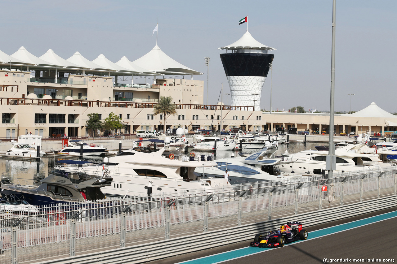 TEST F1 ABU DHABI 25 NOVEMBRE, Carlos Sainz Jnr (ESP) Red Bull Racing RB10 Test Driver.
25.11.2014.
