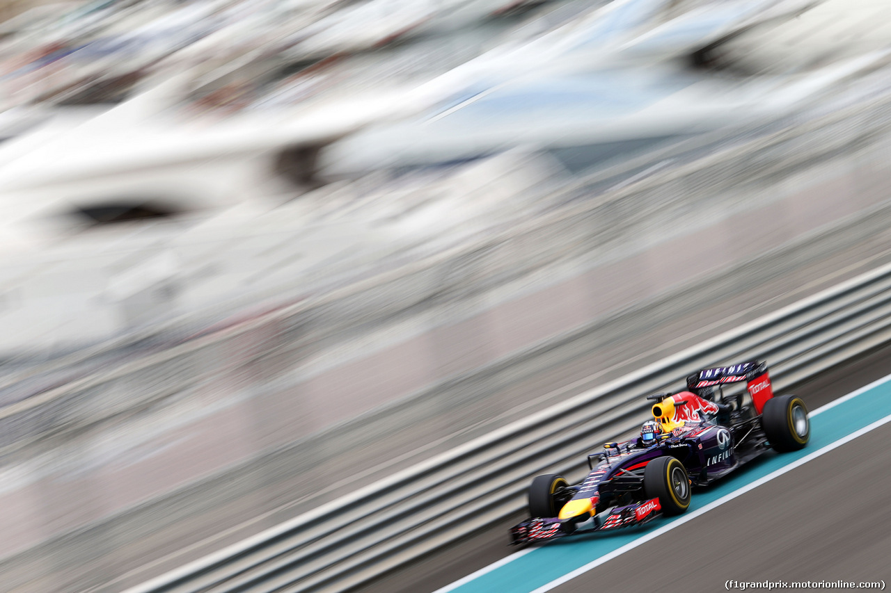 TEST F1 ABU DHABI 25 NOVEMBRE, Carlos Sainz Jnr (ESP) Red Bull Racing RB10 Test Driver.
25.11.2014.