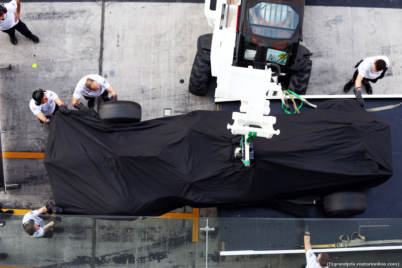 TEST F1 ABU DHABI 25 NOVEMBRE, The McLaren MP4-29 of Stoffel Vandoorne (BEL) McLaren Test e Reserve Driver is recovered back to the pits on the back of a truck.
25.11.2014.