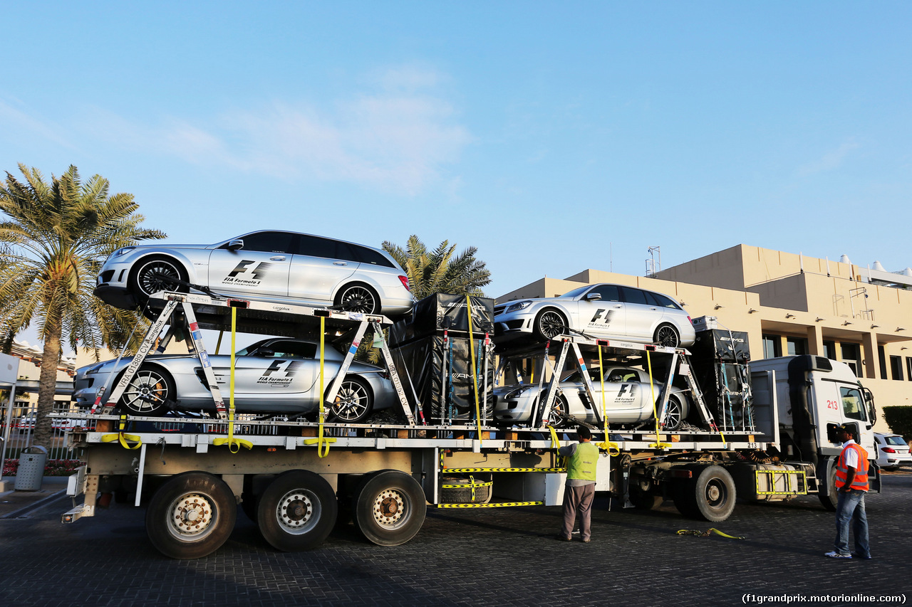 TEST F1 ABU DHABI 25 NOVEMBRE, FIA Medical e Safety Cars are loaded onto a transporter.
25.11.2014.
