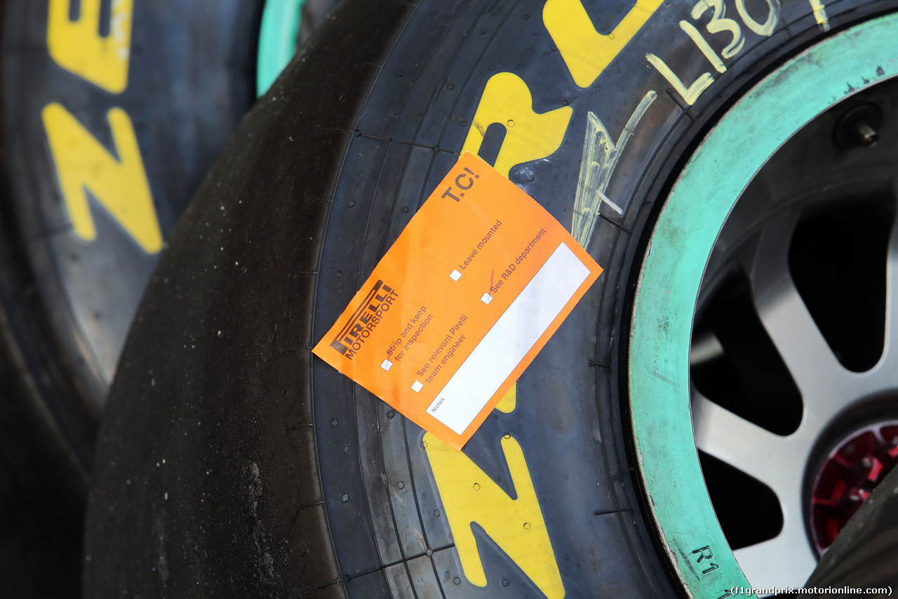 TEST F1 ABU DHABI 25 NOVEMBRE, Pirelli tyre with inspection sticker.
25.11.2014.