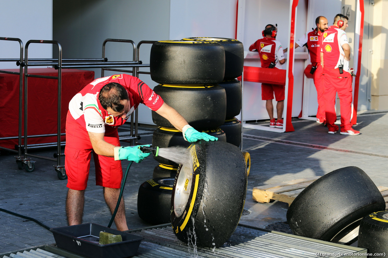 TEST F1 ABU DHABI 25 NOVEMBRE, Ferrari mechanic washes Pirelli tyres.
25.11.2014.