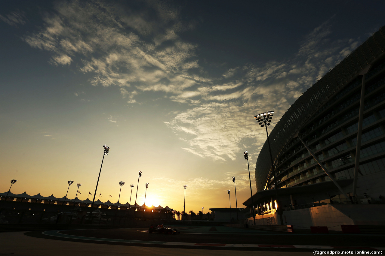 TEST F1 ABU DHABI 25 NOVEMBRE, Carlos Sainz Jnr (ESP) Red Bull Racing RB10 Test Driver.
25.11.2014.