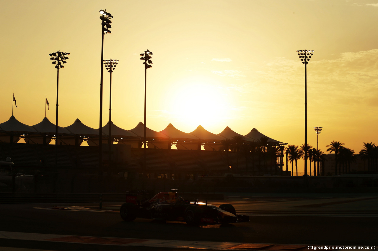 TEST F1 ABU DHABI 25 NOVEMBRE, Carlos Sainz Jnr (ESP) Red Bull Racing RB10 Test Driver.
25.11.2014.