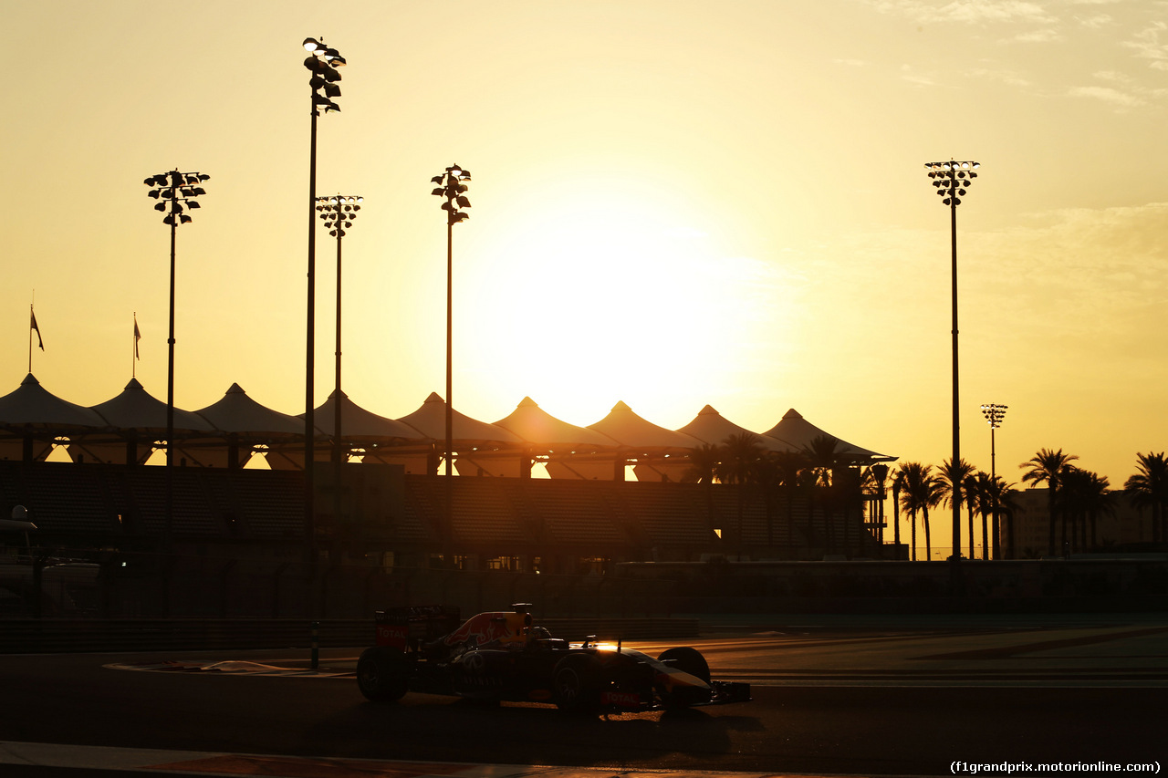TEST F1 ABU DHABI 25 NOVEMBRE, Carlos Sainz Jnr (ESP) Red Bull Racing RB10 Test Driver.
25.11.2014.