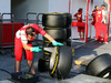 TEST F1 ABU DHABI 25 NOVEMBRE, Ferrari mechanic washes Pirelli tyres.
25.11.2014.