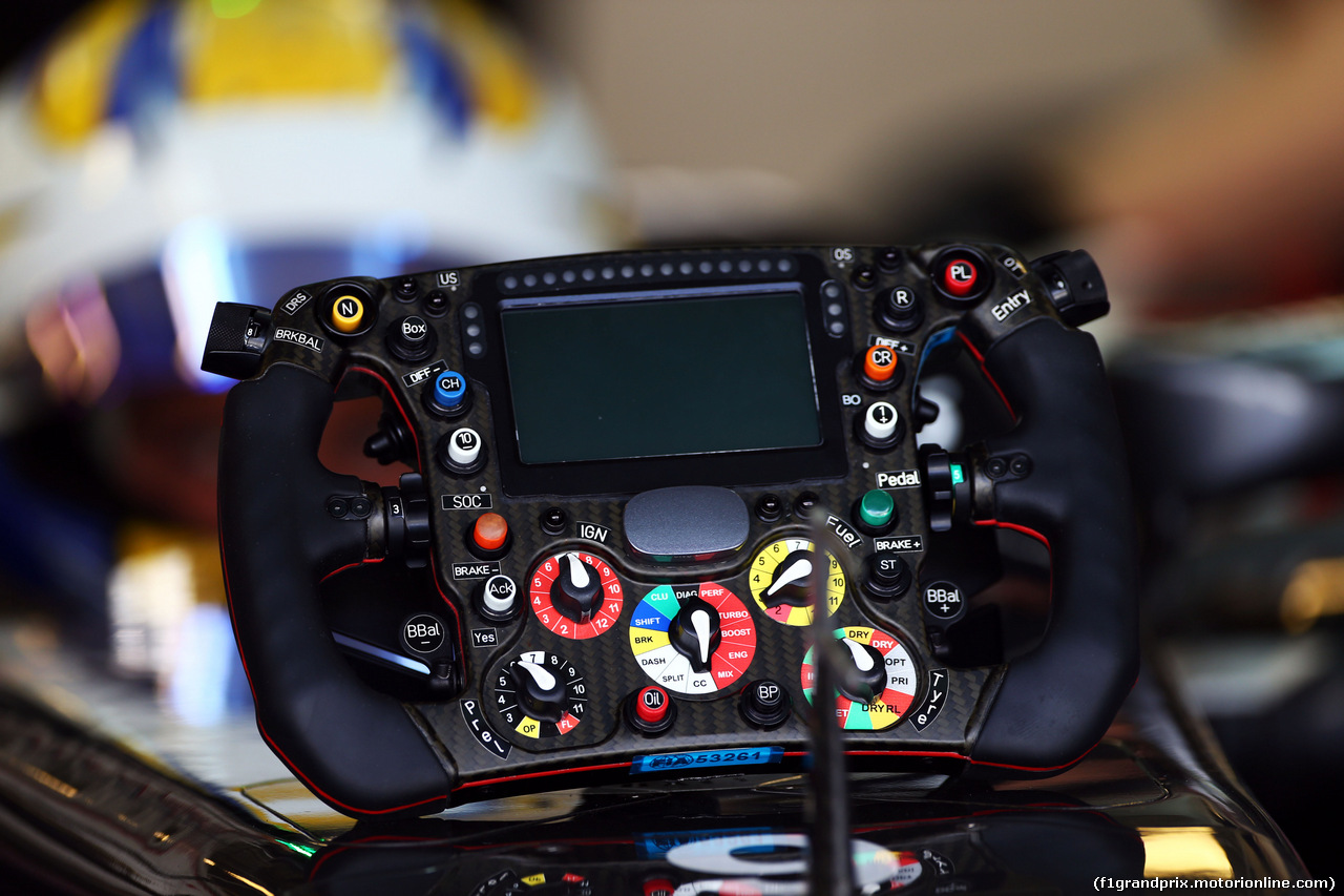 TEST F1 ABU DHABI 26 NOVEMBRE, Lotus F1 E22 steering wheel.
26.11.2014.