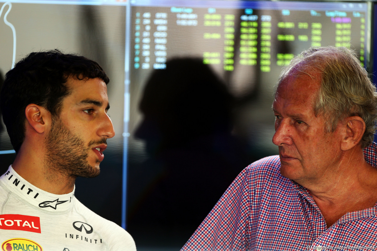 TEST F1 ABU DHABI 26 NOVEMBRE, (L to R): Daniel Ricciardo (AUS) Red Bull Racing with Dr Helmut Marko (AUT) Red Bull Motorsport Consultant.
26.11.2014.