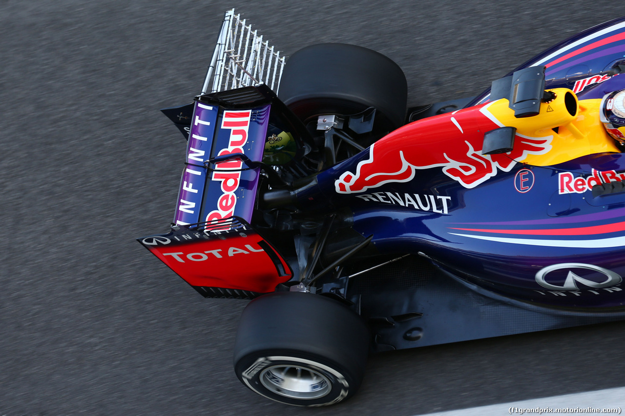 TEST F1 ABU DHABI 26 NOVEMBRE, Daniel Ricciardo (AUS) Red Bull Racing RB10 running sensor equipment on the rear wing.
26.11.2014.