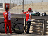 TEST F1 BAHRAIN 01 MARZO, Fernando Alonso (ESP) Ferrari watches Nico Rosberg (GER) Mercedes AMG F1 W05 on the circuit.
01.03.2014. Formula One Testing, Bahrain Test Two, Day Three, Sakhir, Bahrain.