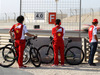 TEST F1 BAHRAIN 01 MARZO, Fernando Alonso (ESP) Ferrari watches team mate Kimi Raikkonen (FIN) Ferrari F14-T on the circuit.
01.03.2014. Formula One Testing, Bahrain Test Two, Day Three, Sakhir, Bahrain.