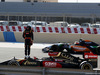 TEST F1 BAHRAIN 01 MARZO, Romain Grosjean (FRA) Lotus F1 E22 stops on the circuit e is passed by Nico Hulkenberg (GER) Sahara Force India F1 VJM07.
01.03.2014. Formula One Testing, Bahrain Test Two, Day Three, Sakhir, Bahrain.