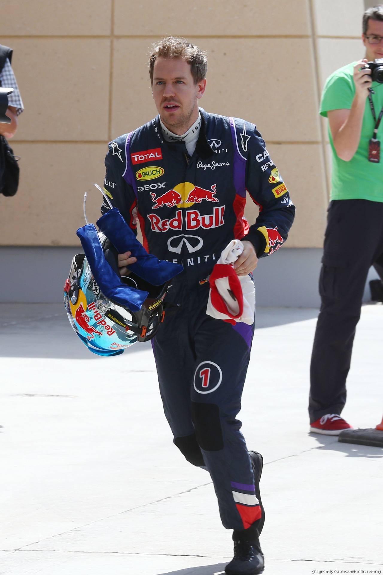 TEST F1 BAHRAIN 01 MARZO, Sebastian Vettel (GER) Red Bull Racing runs back to the pits after stopping on the circuit.
01.03.2014. Formula One Testing, Bahrain Test Two, Day Three, Sakhir, Bahrain.