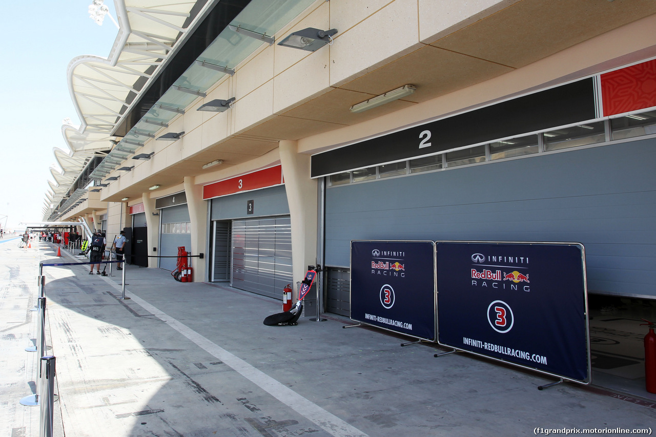 TEST F1 BAHRAIN 01 MARZO, Garage doors down e screens up at Red Bull Racing.
01.03.2014. Formula One Testing, Bahrain Test Two, Day Three, Sakhir, Bahrain.