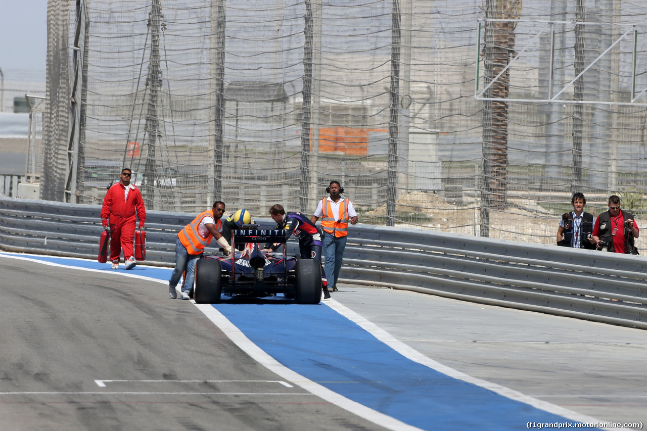 TEST F1 BAHRAIN 01 MARZO, Sebastian Vettel (GER), Red Bull Racing stops on track
01.03.2014. Formula One Testing, Bahrain Test Two, Day Three, Sakhir, Bahrain.