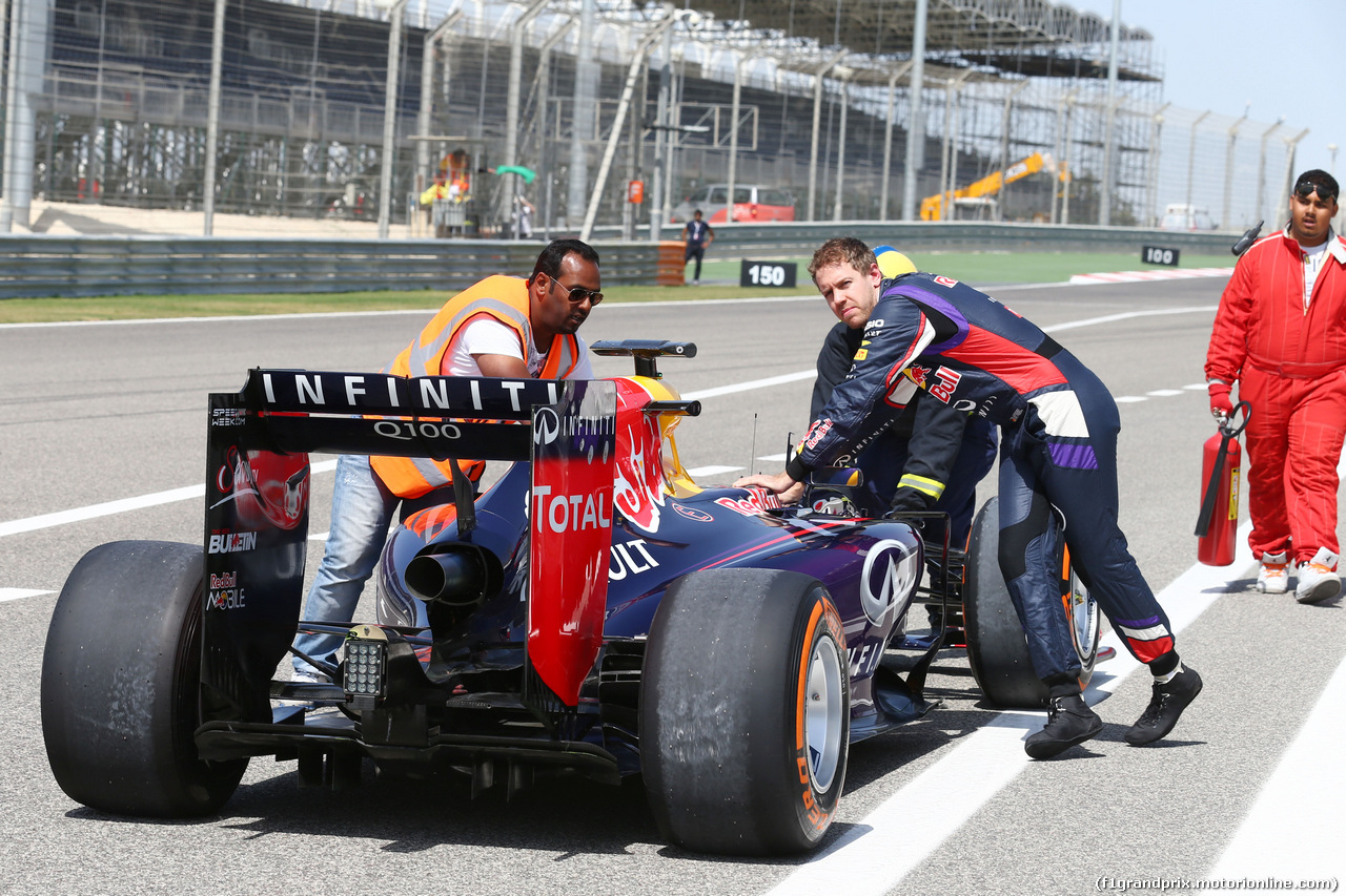TEST F1 BAHRAIN 01 MARZO, Sebastian Vettel (GER) helps return his Red Bull Racing RB10 back to the pits after stopping at the pit exit.
01.03.2014. Formula One Testing, Bahrain Test Two, Day Three, Sakhir, Bahrain.