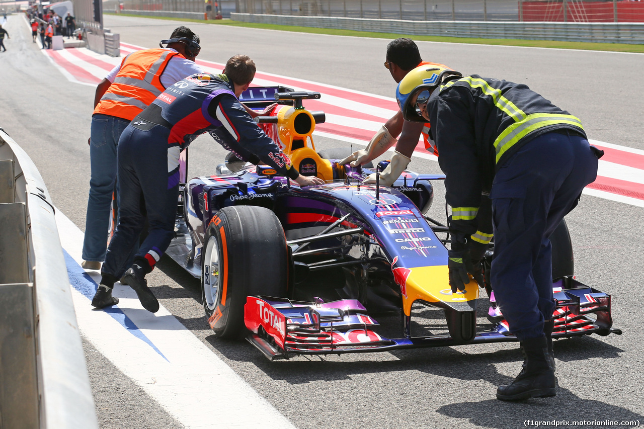 TEST F1 BAHRAIN 01 MARZO, Sebastian Vettel (GER) helps return his Red Bull Racing RB10 back to the pits after stopping at the pit exit.
01.03.2014. Formula One Testing, Bahrain Test Two, Day Three, Sakhir, Bahrain.