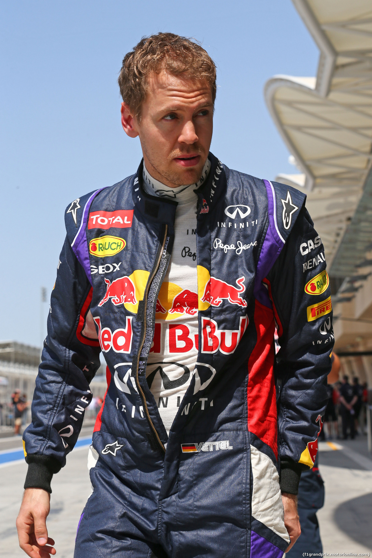 TEST F1 BAHRAIN 01 MARZO, Sebastian Vettel (GER) Red Bull Racing after his Red Bull Racing RB10 stopped at the pit exit.
01.03.2014. Formula One Testing, Bahrain Test Two, Day Three, Sakhir, Bahrain.