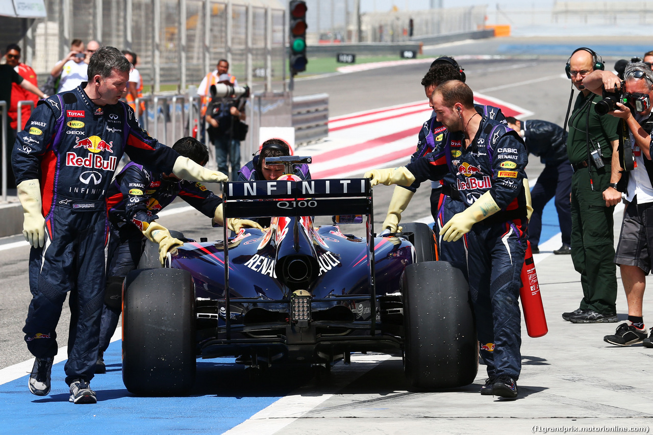 TEST F1 BAHRAIN 01 MARZO, The Red Bull Racing RB10 of Sebastian Vettel (GER) Red Bull Racing is is recovered back to the pits by meccanici.
01.03.2014. Formula One Testing, Bahrain Test Two, Day Three, Sakhir, Bahrain.