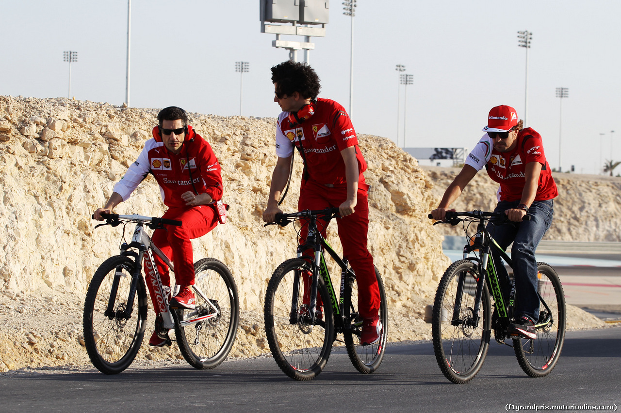TEST F1 BAHRAIN 01 MARZO, Fernando Alonso (ESP) Ferrari (Right) on his bicycle rides the perimeter road around the circuit.
01.03.2014. Formula One Testing, Bahrain Test Two, Day Three, Sakhir, Bahrain.