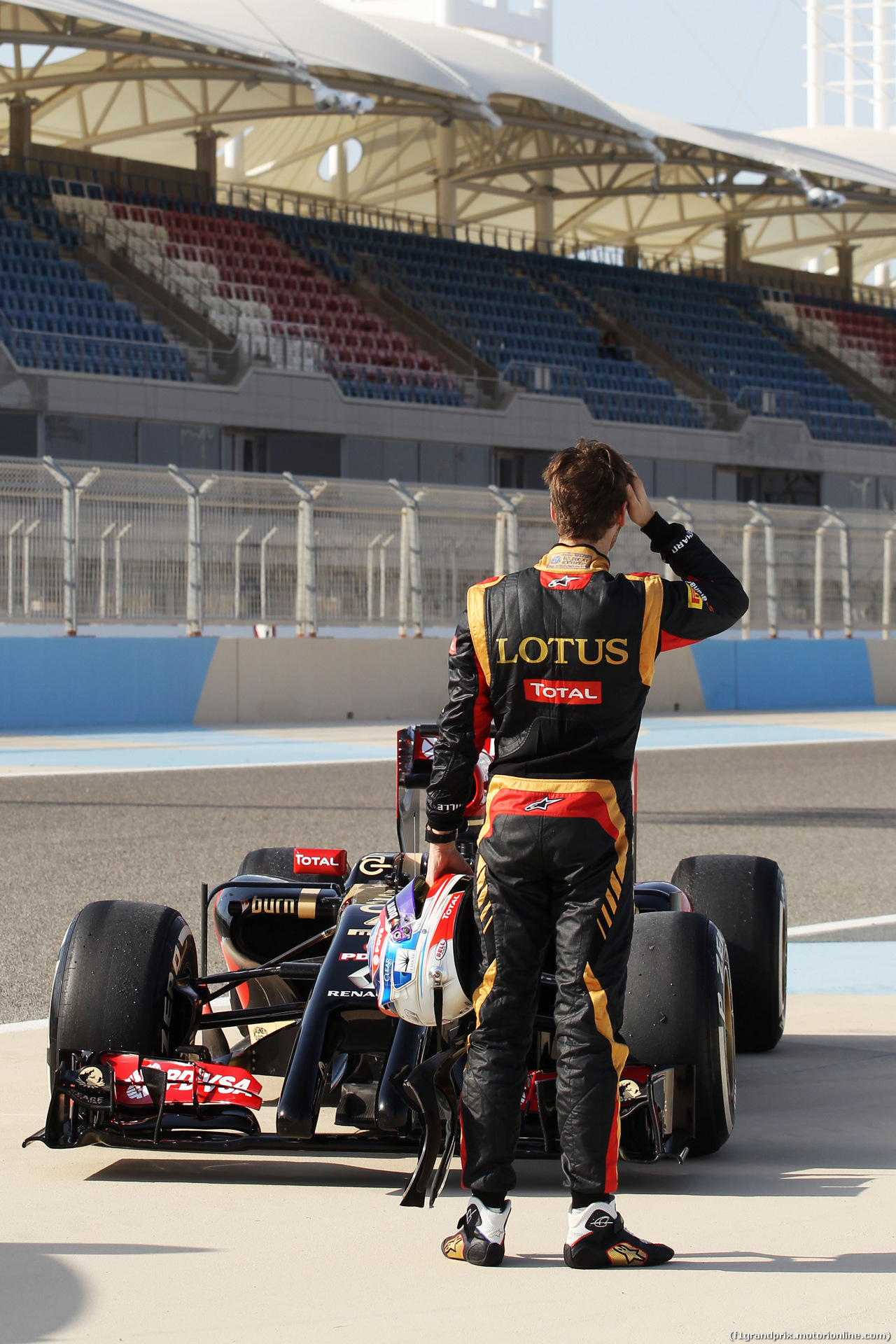 TEST F1 BAHRAIN 01 MARZO, Romain Grosjean (FRA) Lotus F1 E22 stops on the circuit.
01.03.2014. Formula One Testing, Bahrain Test Two, Day Three, Sakhir, Bahrain.