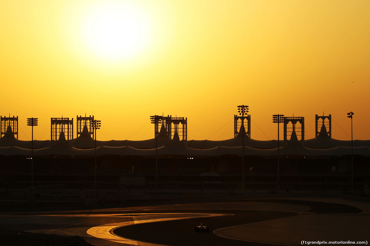 TEST F1 BAHRAIN 01 MARZO, Scenic action as the sun sets.
01.03.2014. Formula One Testing, Bahrain Test Two, Day Three, Sakhir, Bahrain.
