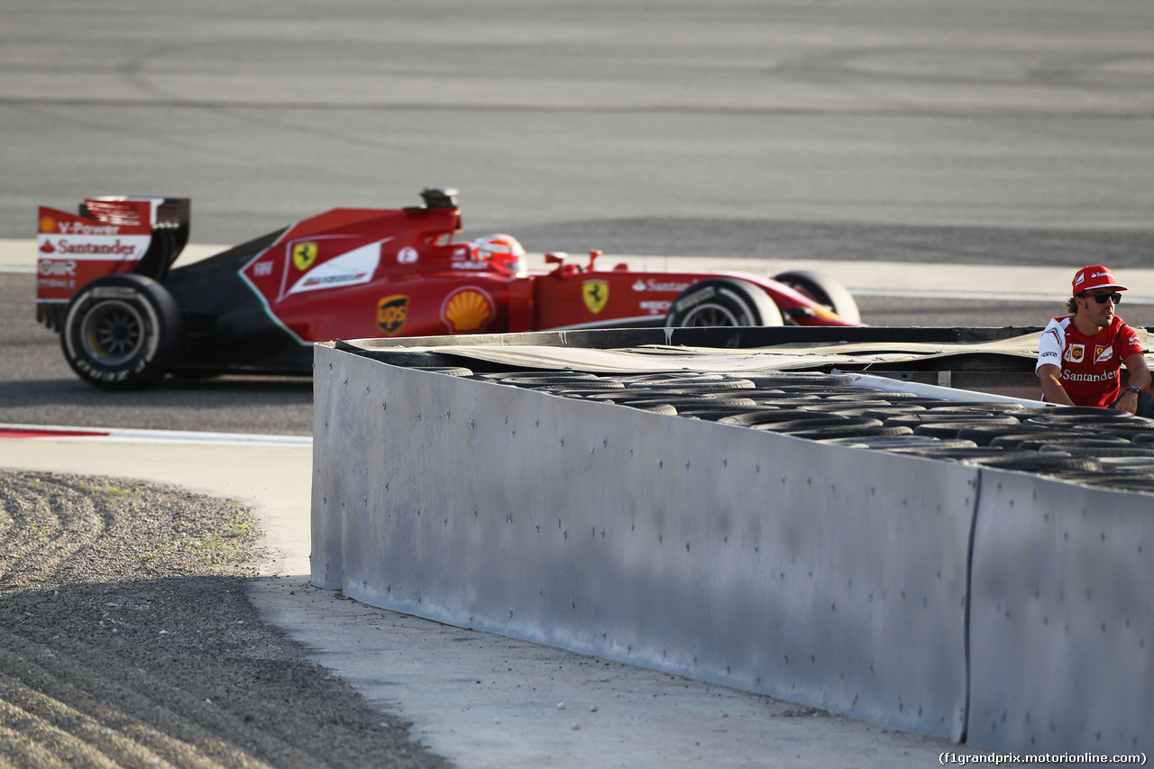 TEST F1 BAHRAIN 01 MARZO, Kimi Raikkonen (FIN) Ferrari F14-T passes team mate Fernando Alonso (ESP) Ferrari.
01.03.2014. Formula One Testing, Bahrain Test Two, Day Three, Sakhir, Bahrain.